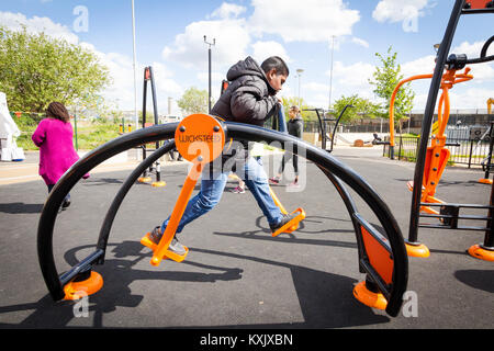 Engel Gärten, Edmonton, Spielplatz gebaut auf ehemaligen Industriebrachen für flytipping verwendet. Enfield, London 2015 Stockfoto