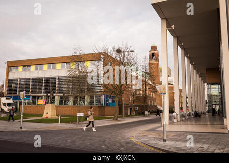 Der Broadway Theater, Regeneration in Barking, London 2016 UK. Bellen Rathaus in der Ferne Stockfoto