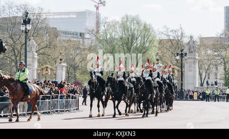 London, England - 4. April 2017 - die Wachablösung am Buckingham Palace, London, Vereinigtes Königreich. Stockfoto