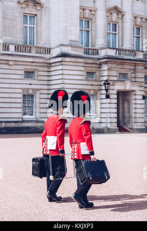 London, England - 4. April 2017 - die Wachablösung am Buckingham Palace, London, Vereinigtes Königreich. Stockfoto