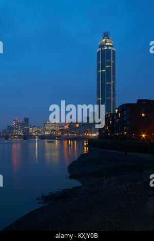 Ein Blick auf die Vauxhall Skyline Blick nach Norden Osten entlang der Themse. Stockfoto