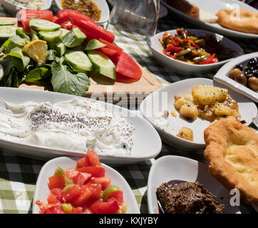 Traditionelles türkisches Frühstück mit Tomaten, Käse, Oliven Stockfoto