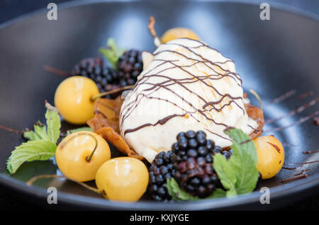 Eis sorbe auf Platte auf schwarzem Hintergrund Stockfoto