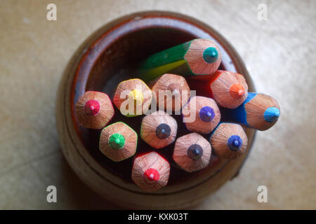 Buntstifte in Pot Stockfoto