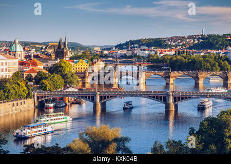 Blick auf die Moldau und die Brücken glänzte mit dem Sonnenuntergang Sonne, Prag, Tschechische Republik Stockfoto