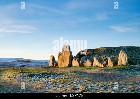 West Kennet Long Barrow im Winter bei Sonnenaufgang. Jungsteinzeit chambered Grab. West Kennet, Wiltshire, England Stockfoto