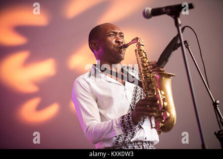 Die nigerianische Musiker und Saxophonist Seun Kuti (Bild) ist der Sohn des afrobeat Legende Fela Kuti und hier führt ein Live Konzert mit seiner Band Ägypten" 80 bei Avantgarde Festival 2014 in Kopenhagen. Dänemark, 02.08.2014. Stockfoto