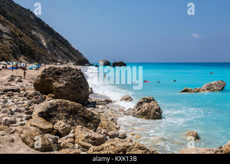 Menschen schwimmen im Meer am Strand Megali Petra Beach in Lefkada Insel, Griechenland Stockfoto