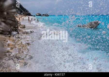 Meer Wellen auf die Felsen am Strand Megali Petra Beach in Lefkada Insel, Griechenland Stockfoto