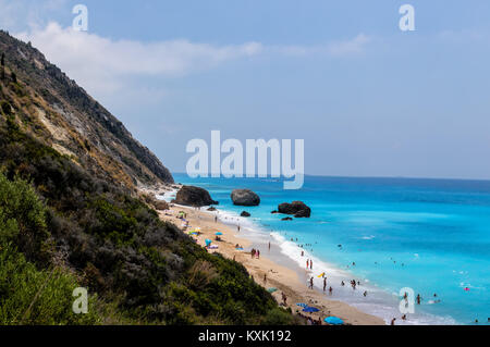 Menschen schwimmen im Meer am Strand Megali Petra Beach in Lefkada Insel, Griechenland Stockfoto