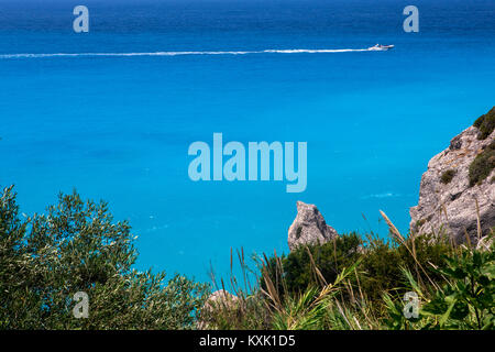 Segeln im Meer am Strand Megali Petra Beach in Lefkada Insel, Griechenland Stockfoto