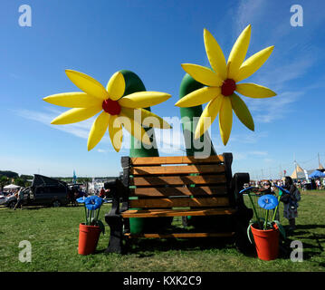 Übergroße Sitzbank, Spaß Installation am Auto Fest 2017, Laverstoke Park Farm, Hampshire, England, Großbritannien Stockfoto