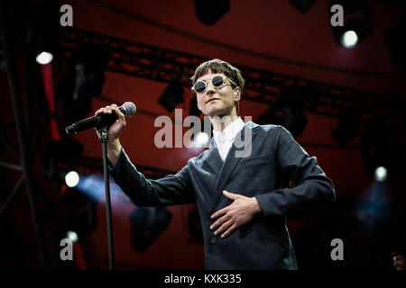 Die dänische Sängerin, Musikerin und Songwriterin Niels Bagge Hansen ist am besten mit seinem Künstlernamen Vinnie bekannt, und ist hier abgebildet beim Roskilde Festival 2013. Vinnie Wer führt Indie Pop und Disco Musik und singt in einem unverwechselbaren, hoher Ton weibliche Stimme. Dänemark 04/07 2013. Stockfoto