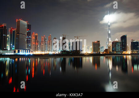 Low Angle View des Burj Dubai inmitten beleuchtete Stadt gegen Sky Stockfoto