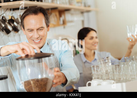 Verantwortlich Mann interessiert und Kaffeemaschine. Stockfoto