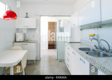 Moderne und helle Küche mit Geräten Stockfoto