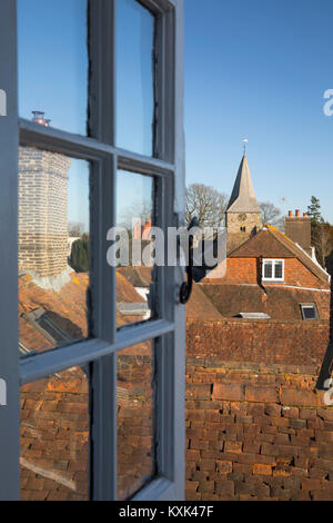 Blick durch offene Fenster über Cottage Roof Tops nach St. Bartholomä, Burwash, East Sussex, England, Vereinigtes Königreich, Europa Stockfoto