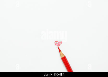 Hand gezeichnet Doodle Rotes Herz Foto von Bleistift auf weißem Hintergrund. Valentinstag Muttertag Kinder liebe romantische Liebe Konzept. Kreative Gruß Auto Stockfoto