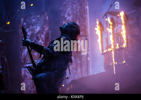 Die schwedische Black Metal Band Watain führt ein Live Konzert in der skandinavischen Heavy Metal Festival Copenhell 2014 in Kopenhagen. Hier ist die Band Gitarrist Pelle Forsberg wird dargestellt, live auf der Bühne. Dänemark 13/06 2014. Stockfoto