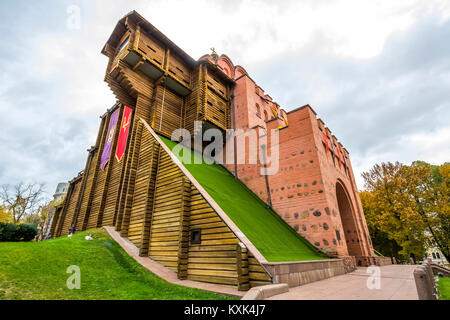 Kiew, Ukraine - 12. November 2017: berühmte Goldene Tore in der Nacht in Kiew - einer der am meisten besuchten touristischen Orten der Stadt Stockfoto