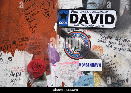 David Bowie fans Links Nachrichten und floral Tribute im Aladdin Sane Wandbild in Brixton Am zweiten Jahrestag seines Todes am 10.01.16, London, UK Stockfoto