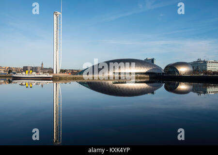 Blick auf Glasgow Tower, Glasgow Science Centre North Quay und IMAX-Kino am Ufer des Flusses Clyde auf blauen Himmel winterliche, Schottland, Vereinigtes Königreich Stockfoto