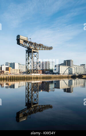 Blick auf finnieston Kran am Ufer des Flusses Clyde auf blauen Himmel Wintertag, Schottland, Vereinigtes Königreich Stockfoto