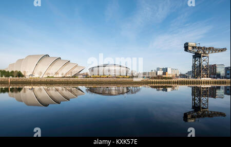 Ansicht der Glocken Brücke, SEK Armadillo und SE Hydro am Ufer des Flusses Clyde auf blauen Himmel Wintertag, Schottland, Vereinigtes Königreich Stockfoto