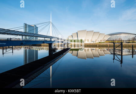 Ansicht der Glocken Brücke, SEK Armadillo und SE Hydro am Ufer des Flusses Clyde auf blauen Himmel Wintertag, Schottland, Vereinigtes Königreich Stockfoto