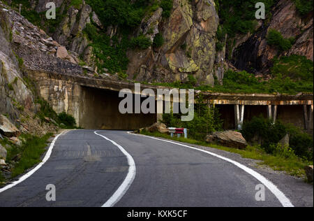 Tunnel auf Transfagarasan Straße von Rumänien. gefährliche Transport Landschaft unter den felsigen Klippen in der Karpaten im Sommer morgen. Stockfoto