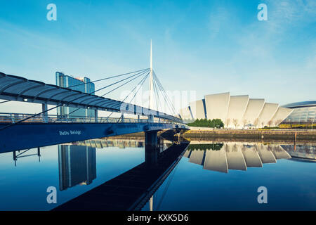 Ansicht der Glocken Brücke, SEK Armadillo und SE Hydro am Ufer des Flusses Clyde auf blauen Himmel Wintertag, Schottland, Vereinigtes Königreich Stockfoto