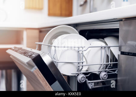 Öffnen Sie Spülmaschine mit sauberem Geschirr zu Hause Küche Stockfoto