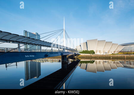 Ansicht der Glocken Brücke, SEK Armadillo und SE Hydro am Ufer des Flusses Clyde auf blauen Himmel Wintertag, Schottland, Vereinigtes Königreich Stockfoto