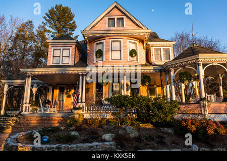 Am späten Nachmittag im Winter Sonnenlicht taucht eine elegante viktorianische Queen-Anne-Eigenschaft in Asheville, NC. Stockfoto