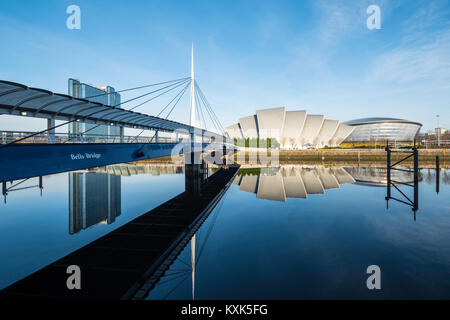 Ansicht der Glocken Brücke, SEK Armadillo und SE Hydro am Ufer des Flusses Clyde auf blauen Himmel Wintertag, Schottland, Vereinigtes Königreich Stockfoto