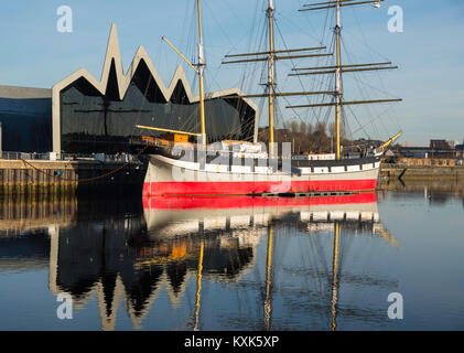 Blick auf Riverside Museum am Ufer des Flusses Clyde home von Glasgow Transport Museum mit glenlee Schiff vertäut vor in Glasgow, Vereinigtes Königreich Stockfoto