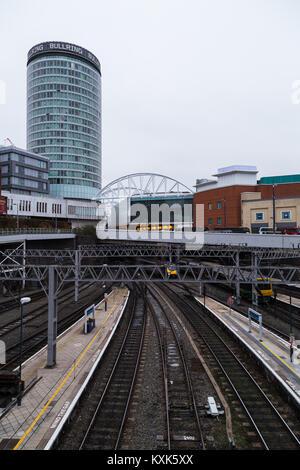 Mit Blick auf die Strecken, die in Birmingham New Street Station in Richtung der denkmalgeschützten Rotunde Gebäude führen. Stockfoto