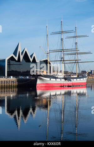 Blick auf Riverside Museum am Ufer des Flusses Clyde home von Glasgow Transport Museum mit glenlee Schiff vertäut vor in Glasgow, Vereinigtes Königreich Stockfoto