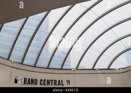 Decke des Grand Central Einkaufszentrum, der Bahnhof der Hauptlinie in Birmingham als neue Straße sitzt. Stockfoto