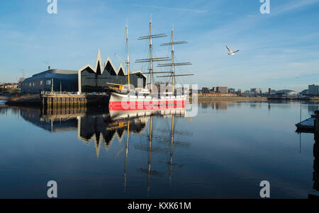 Blick auf Riverside Museum am Ufer des Flusses Clyde home von Glasgow Transport Museum mit glenlee Schiff vertäut vor in Glasgow, Vereinigtes Königreich Stockfoto