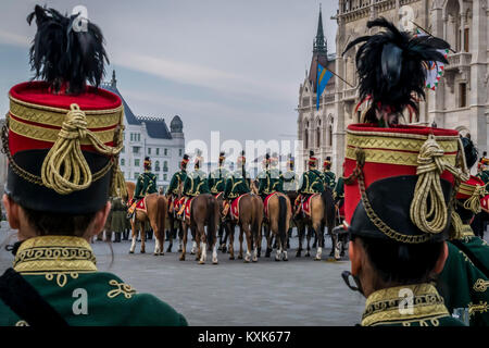 Husar traditionellen militärischen Hut Nahaufnahme. Hintergrund mit Line up Der husaren Kavallerie auf Pferden, militärische Parade in Budapest, Ungarn, 15. März. Stockfoto