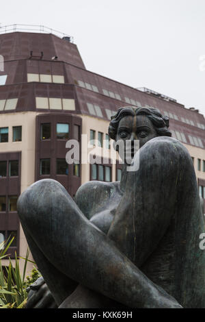 Der Fluss, lokal bekannt als Floozie in der Whirlpool in Victoria Square in Birmingham gesehen. Ursprünglich von Dhruva Mistry als Brunnen es hat Stockfoto