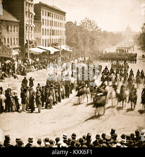 Washington, District of Columbia. Die Grand Überprüfung der Armee. Gen. Henry W. Slocum (Armee Georgiens) und das Personal, die an der Pennsylvania Avenue in der Nähe des Treasury Stockfoto