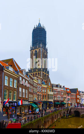 Utrecht, Niederlande - 15 Dezember, 2017: Straße mit historischen Häusern im Zentrum von Utrecht, Holland Stockfoto