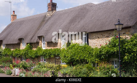 Reetgedeckte Cottages in Kings Sutton, in der Nähe von Banbury, Northamptonshire, England, Grossbritannien, Europa Stockfoto