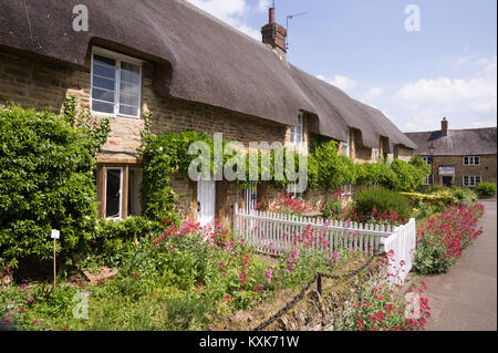 Reetgedeckte Cottages in Kings Sutton, in der Nähe von Banbury, Northamptonshire, England, Grossbritannien, Europa Stockfoto