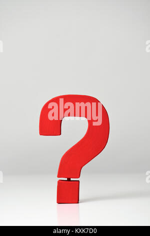 Eine rote Drei-dimensionale Fragezeichen auf einem weißen Hintergrund, mit einem leeren Raum auf der Oberseite Stockfoto