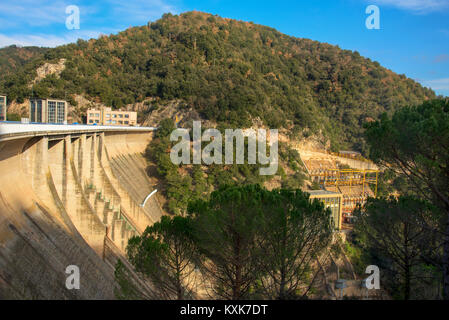 Ein Blick auf die Staumauer der Stausee Sau, die in der Ter River, in der Provinz von Girona, Katalonien, Spanien Stockfoto