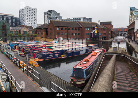 Auf Gas Street Basin von einem Steg, die die Anlegestellen riverside von Birmingham verbindet. Stockfoto