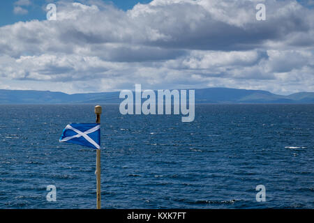 Die saltaire fliegt am Bug des Caledonian MacBrayne MV Isle of Arran, wie sie in Richtung Brodick, Isle of Arran. Stockfoto